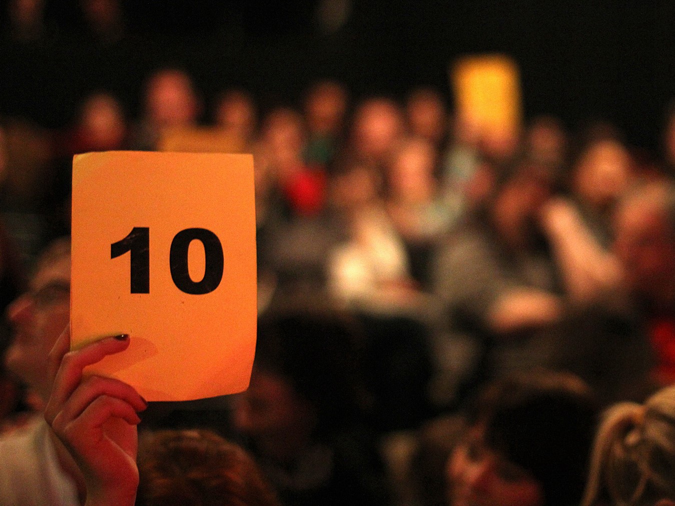 Publikum mit Bewertungskarte 10